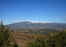 Montagne boisée, avec pic blanc