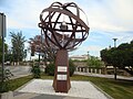 In der spanischen Stadt Sevilla gibt es ein Denkmal für Juan Elcano. Er hat die erste Weltumsegelung, auf der Ferdinand Magellan getötet wurde, vollendet.