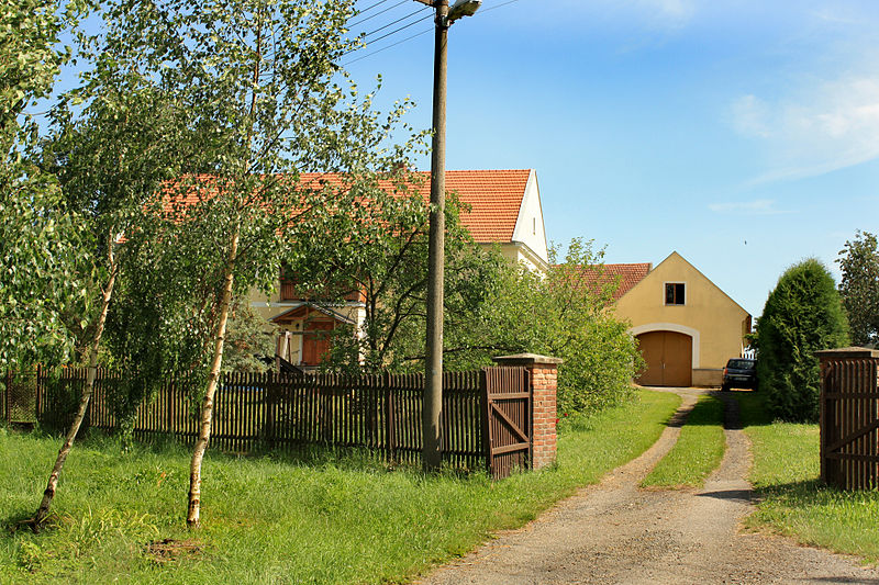 File:Morašice, Lažany, old farm.jpg