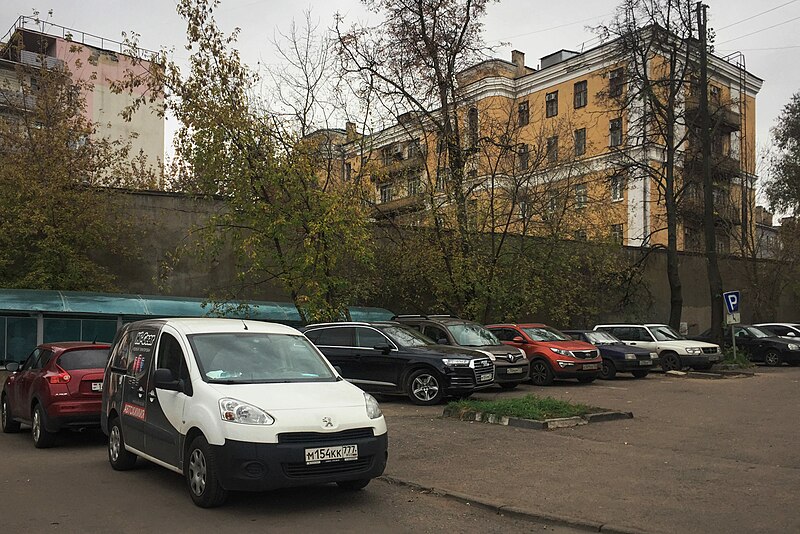 File:Moscow, Stromynka 21 k.2 and metro tunnel ramp (30924269004).jpg