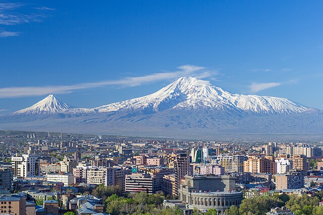 نمایی از کوه آرارات از شهر ایروان