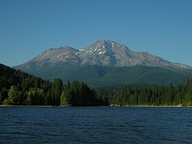 Udsigt over Mount Shasta (til højre) med Shastina på sin side (venstre).