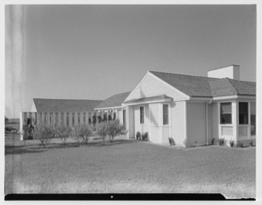 Файл:Mr. and Mrs. Lawrence W. Miller, residence in Nantucket, Massachusetts. LOC gsc.5a19881.tif