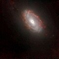 Falschfarbendarstellung des Zentrums der Galaxie, aufgenommen mit der NICMOS-Kamera des HST bei 1,1 µm, 1,6 µm und 1,9 µm.