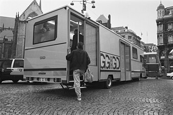 Nieuwe methadonbus in Amsterdam in gebruik genomen. Buitenaanzicht van de nieuwe bus (1989)