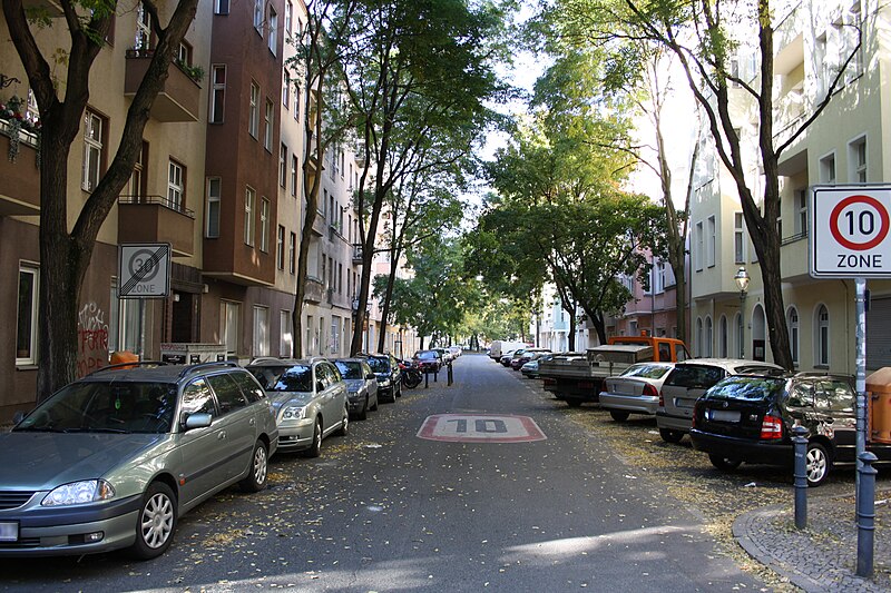 File:Neukölln Zwiestädter Straße.JPG