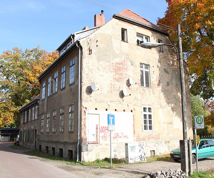 File:Neuruppin Gildenhall Hermsdorfer Weg 3-5-7 Wohn- und Werkstatthaus.JPG