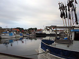 Nogersunds havn med fiskerskibe og færgen til Hanö