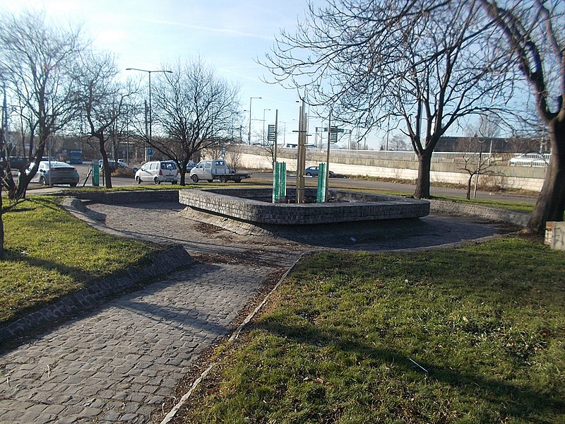 File:Nonfigurative fountain (1979), 2017 Herminamező.jpg