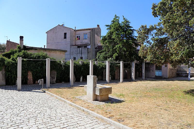 File:Nuoro, piazza salvatore satta 01.jpg