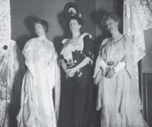 Olea Bull, Betty Laggett and Josephine MacLeod July 1906.png