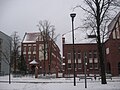 Seitenansicht der Lindenschule (links, etwas im Hintergrund)