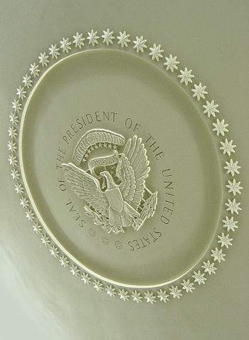 English: Oval Office ceiling medallion. França...