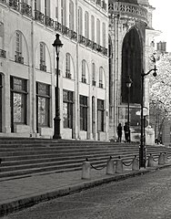 La plus grande partie de la façade nord est masquée par des bâtiments de la rue François-Miron.