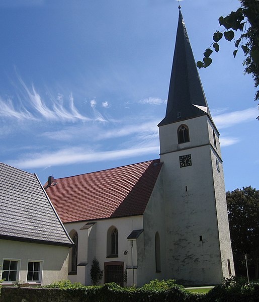 File:Panorama Blasheim Kirche von Norden.jpg