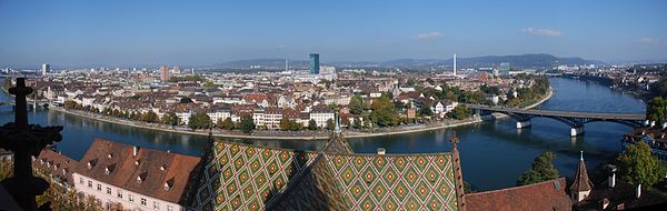 Vista panorámica centrada hacia el norte, tomada desde la catedral, con el famoso recodo del Rin