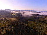 Widok na wsie Istebna i Koniaków z Kubalonki, o wschodzie słońca. Widoczne zjawisko inwersyjne, w dolinach zalega mgła oraz masy zimnego powietrza.