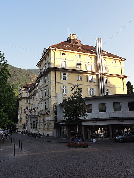 File:Parkhotel Laurin, Bolzano.jpg
