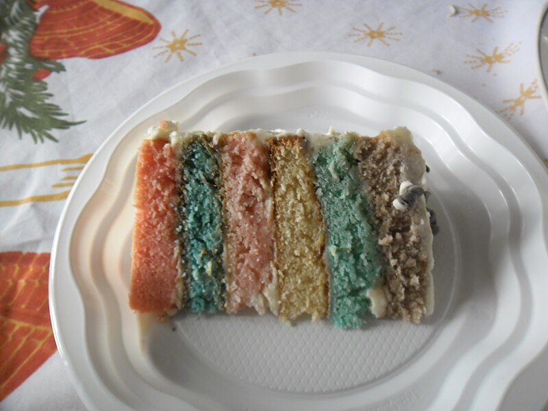 File:Part de Rainbow cake.JPG