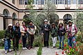 Participantes del paseo fotográfico en el claustro del Olivo, Convento de Santa Rosa de Ocopa, Concepción, Junín