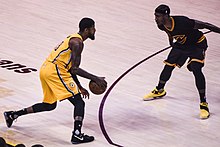 Shumpert defending Paul George in 2017