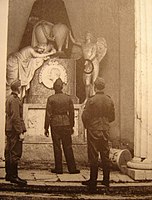 Немцы у памятника в 1942 году