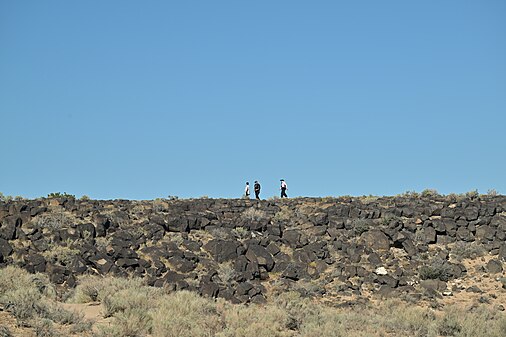 People walking on the crest of Piedras Marcadas Canyon