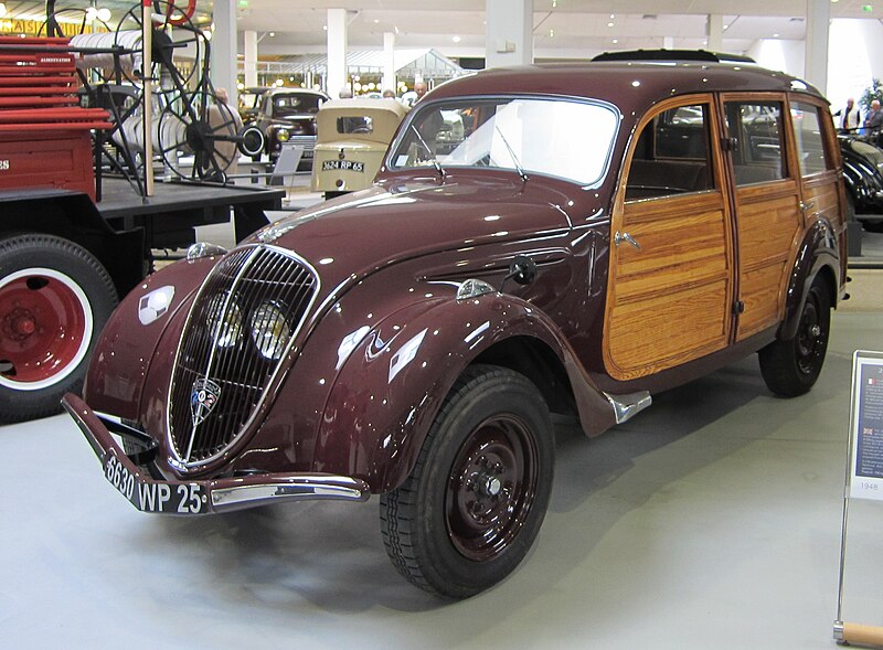 File:Peugeot 202 UH produit en 3015 exemplaires entre 1947 et 1949 moteur 1133cc Garniture en bois due surtout aux difficultés d’après-guerre d’approvisionnement en tôle d’acier.JPG