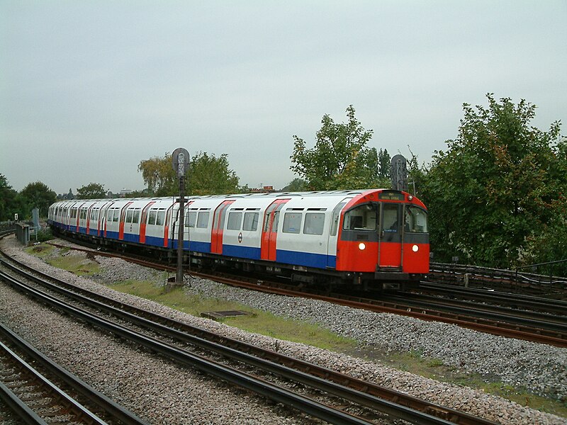 800px-PicadillyLine-ChiswickPark-20040929.JPG