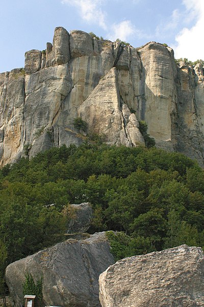 File:Pietra di Bismantova, Castelnovo dè monti (RE) - panoramio.jpg
