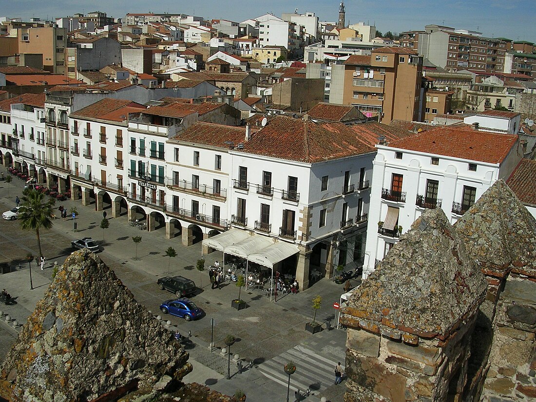 File:Plaza mayor de Cáceres.jpg