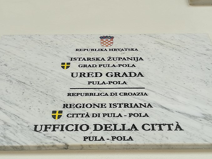 Croatian-Italian bilingual plate on a public building in Pula/Pola (Istria)