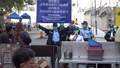 當遊行人士到黃竹洋街華聯工業中心對開時，警員一度舉起藍旗和黃旗警告