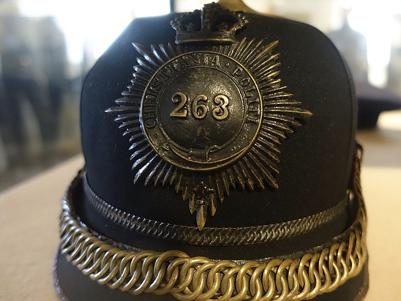 File:Politihjelm Christiania Politi 1892-1908 263 Pickelhaube pigghjelm (Norwegian Police helmet Oslo) Justismuseet Trondheim Norway 2019 03046.jpg