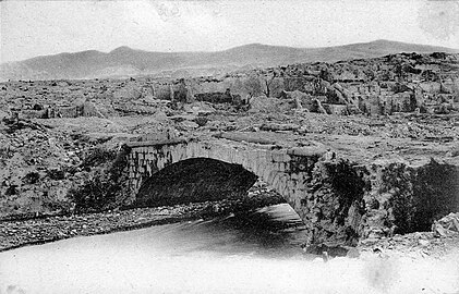 Le Pont Roche et le quartier du Fort après l'éruption de la montagne Pelée du 8 mai 1902.