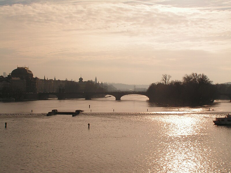 File:Praha, pohled z Karlova mostu k jihu - panoramio.jpg