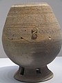 Jarre sur pied ajouré. Grès incisé à décor en relief appliqué. Gaya, Ve ou VIe siècle. Musée national de Corée