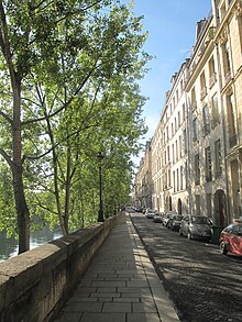 [1] Bürgersteig entlang des Quai du Bourbon auf der Île Saint-Louis in Paris, Frankreich;
Aufnahme vom 8. Juli 2009