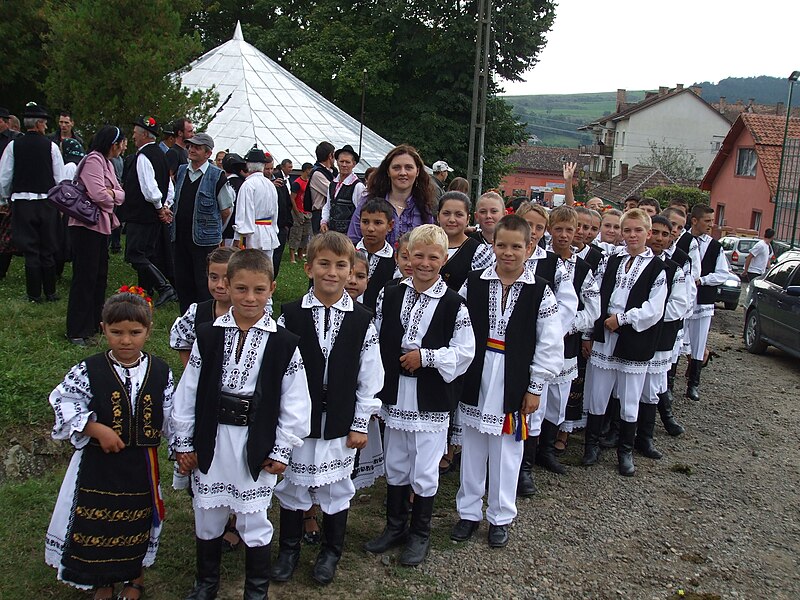 File:RO CJ Mociu child folk dancers.jpg