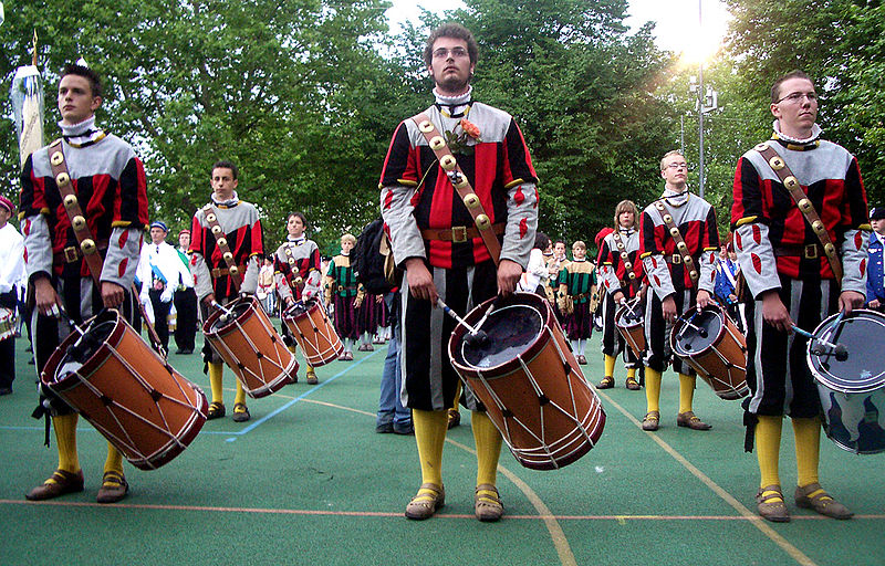 File:Ravensburg Rutenfest 2005 Fahnenschwingergruppe St Konrad.jpg