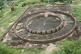 Restos del templo circular de Bairat (ca. 250 a.C.), con una estupa central