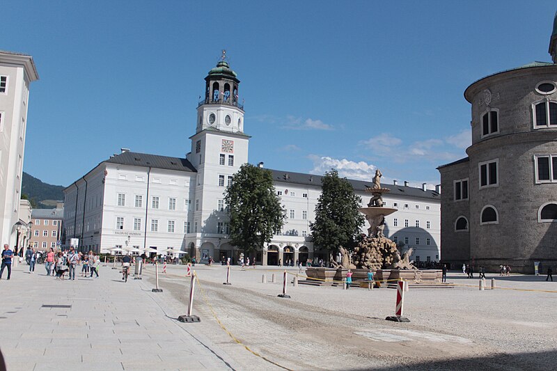 File:Residenzbrunnen (Salzburg) (1).jpg