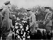 1944年6月、戦死者に花輪をささげるザイス＝インクヴァルト。