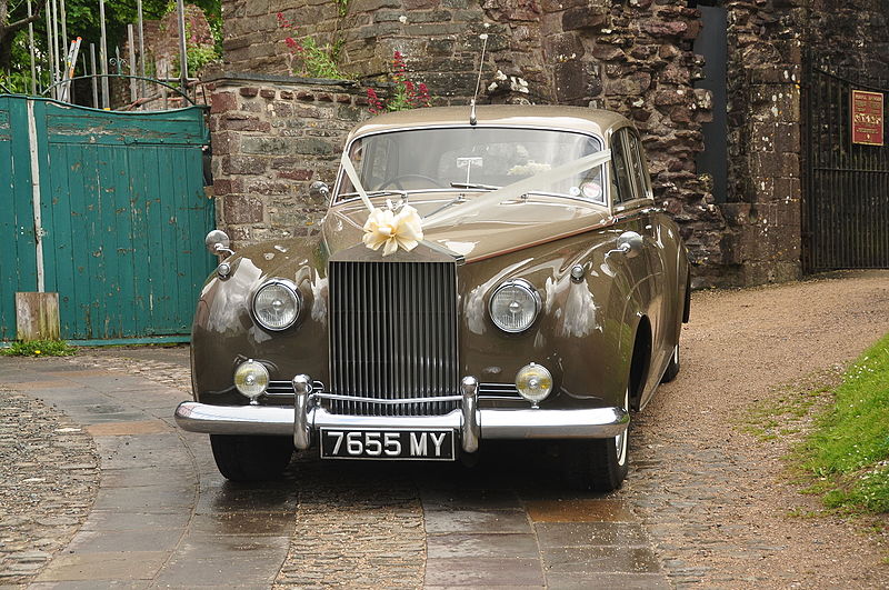 File:Rolls Royce outside Laugharne Castle (5759).jpg