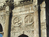 Detail der hadrianischen Tondi, darunter der konstantinische Fries