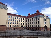 Rosenhoff skole öppnade 1917 och lades ned 1968. Byggnaden huserar idag Oslo Voksenopplæring Rosenhof.