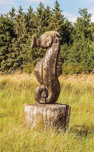 File:Route langs zandsculpturen in het Kuinderbos (Flevoland). 31-08-2020. (actm.) 12.jpg