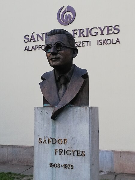 File:Sándor Frigyes szobra Dunaújvárosban 20230508 194953.jpg