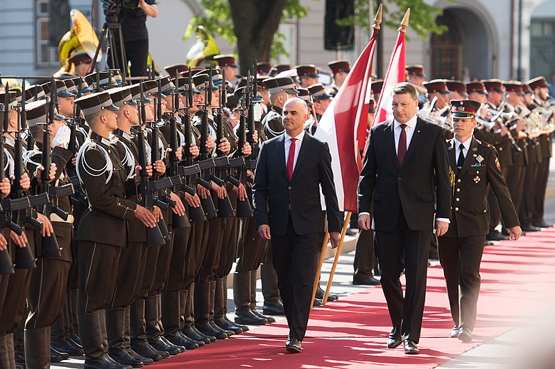 File:Saeimas priekšsēdētāja piedalās Šveices prezidenta oficiālajā sagaidīšanas ceremonijā (28226530588).jpg