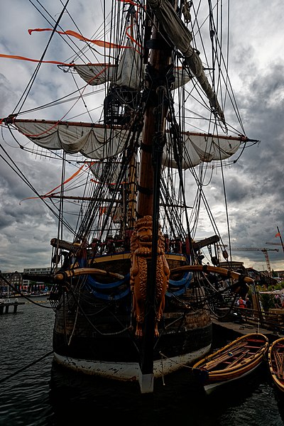 File:Sail Amsterdam - Javakade - View SSW on Replica Götheborg I.jpg